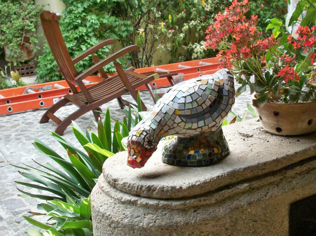 Ganso (Escultura en piedra forrada de azulejo)