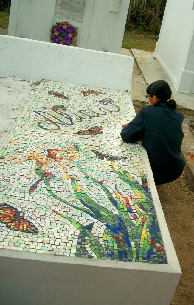 Lápida en la tumba de mi madre (Cementerio General San Lázaro, La Antigua Guatemala Sacatepéquez)