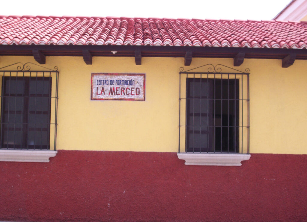 Letrero Escuela de Formación La Merced (Barrio San Antón, La Antigua Guatemala, Sacatepéquez)