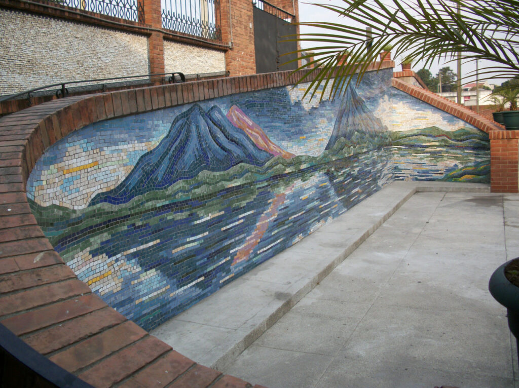 Mural del Lago de Atitlán (12 metros de largo) Iglesia San Pedro Nolasco, Ciudad San Cristóbal, Mixco, Guatemala