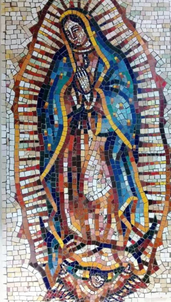 Virgen de Guadalupe (de cuerpo entero) Camposanto La Colina, Guatemala Ciudad